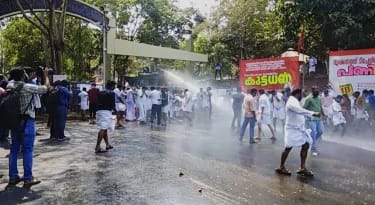 ബാരിക്കേഡ്‌ പിഴുതെടുത്ത് റോഡ് ഉപരോധിച്ച് യൂത്ത് കോണ്‍ഗ്രസ്; കോഴിക്കോട്ടും സംഘര്‍ഷം