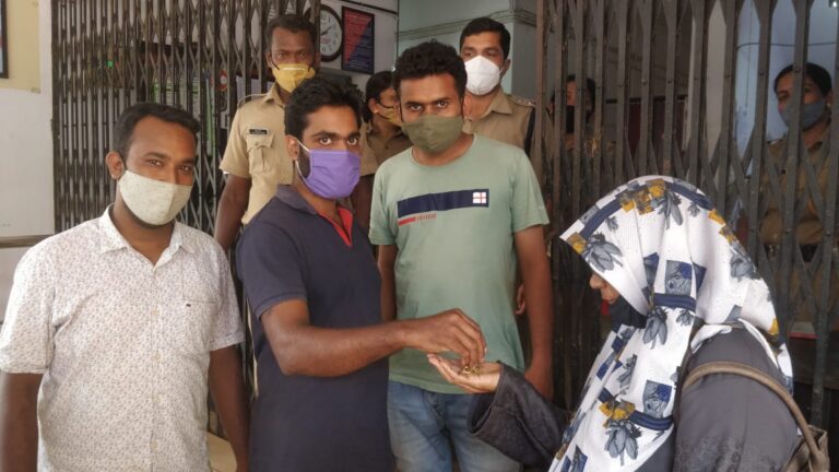 വീണുകിട്ടിയ സ്വർണ്ണമാല തിരികെ നൽകി യുവാവിൻ്റെ മാതൃക