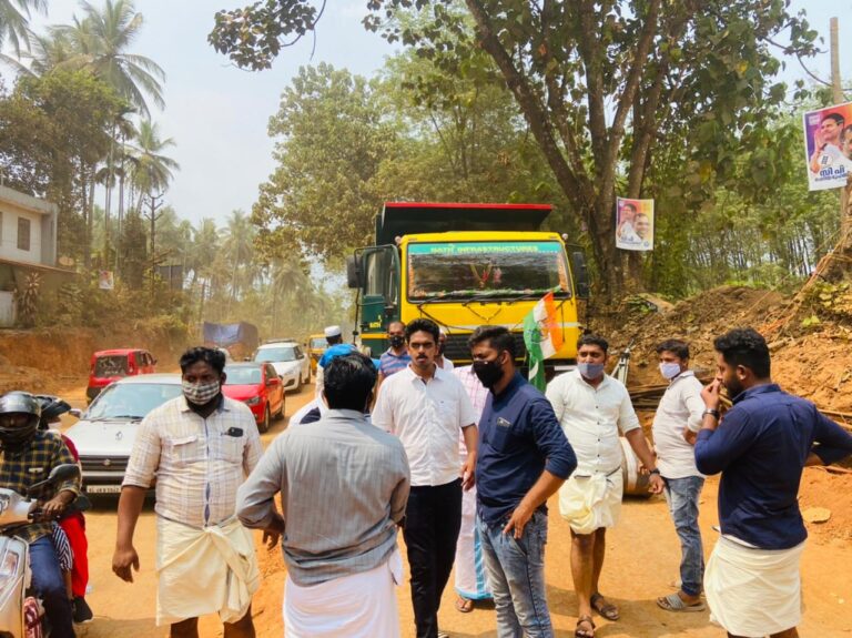 ദേശീയപാത കയറ്റം കുറക്കുന്ന ഭാഗത്ത് പൊടിശല്യം രൂക്ഷം;കരാറുകാരുടെ വാഹനങ്ങൾ തടഞ്ഞ് പ്രതിഷേധം.
