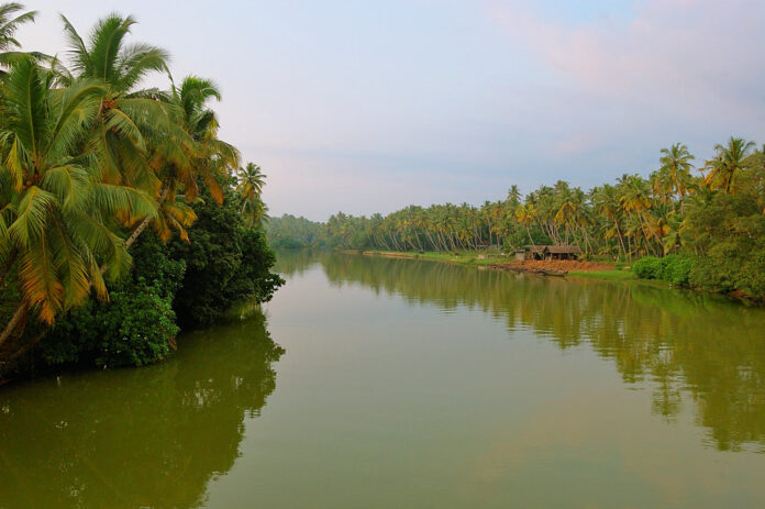 ചിറയിൻകീ​ഴി​ല്‍ കാ​ര്‍ ന​ദി​യി​ലേ​ക്ക് മ​റി​ഞ്ഞ് ര​ണ്ട് പേ​ര്‍ മ​രി​ച്ചു