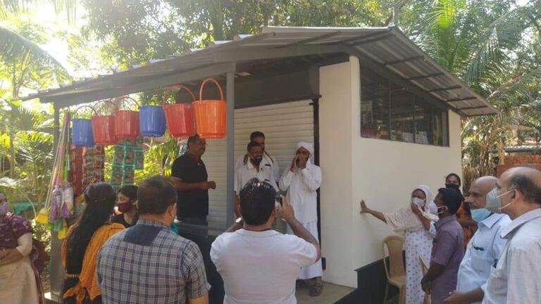 രോഗിയായ സഹപാഠിയ്ക്ക് വാട്സപ്പ് കൂട്ടായ്മയിലൂടെ കൈത്താങ്ങ്