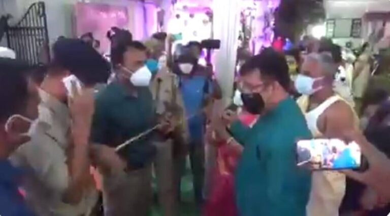 കർഫ്യൂ ലംഘിച്ച് വിവാഹാഘോഷം – കലക്റ്റർ നേരിട്ടെത്തി