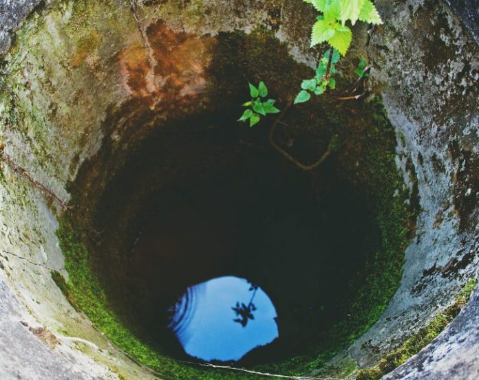 വഴക്കിനിടെ കിണറ്റില്‍ ചാടിയ ഭാര്യയും ഭര്‍ത്താവും രക്ഷിക്കാനിറങ്ങിയയാളും കിണറ്റില്‍ കുടുങ്ങി