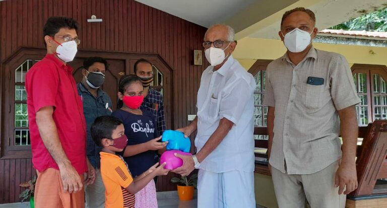 പണക്കുടുക്ക ദുരിതാശ്വാസ നിധിയിലേക്ക് നൽകി രണ്ട് കുഞ്ഞുങ്ങൾ