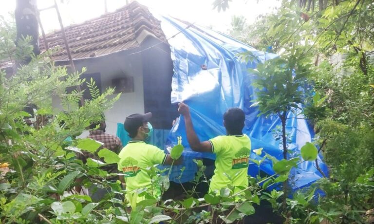 ചോര്‍ന്നോലിക്കുന്ന വീട്ടില്‍  കൈത്താങ്ങായി എസ് വൈ എസ് സാന്ത്വനം വളന്റിയര്‍മാര്‍.