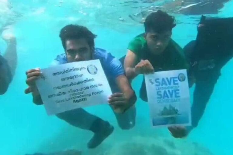 കടലിനടിയിലും പ്രതിഷേധിച്ച്‌ ദ്വീപ് നിവാസികൾ