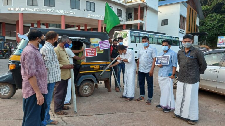 ഇന്ധനടാങ്കിൽ കുഴലൂതി യൂത്ത് ലീഗ് പ്രതിഷേധം