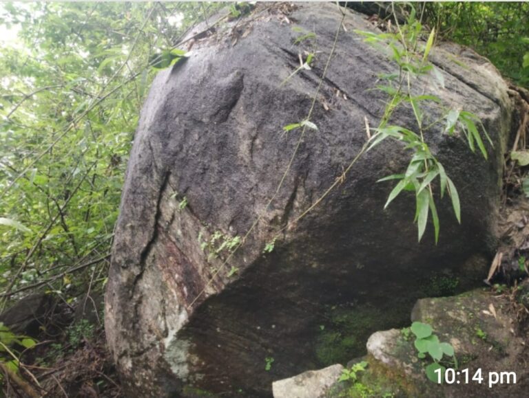 അപകട ഭീഷണിയിൽ നിൽക്കുന്ന പാറക്കല്ലുകൾ പൊട്ടിച്ചു നീക്കണം.