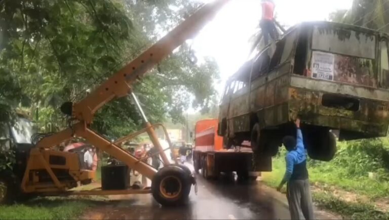 കോഴിക്കോട് ജില്ലയിലെ പാതയോരങ്ങളിലെ അനധികൃത കയ്യേറ്റങ്ങൾ ഒഴിപ്പിക്കുന്ന നടപടി പുരോഗമിക്കുന്നു.