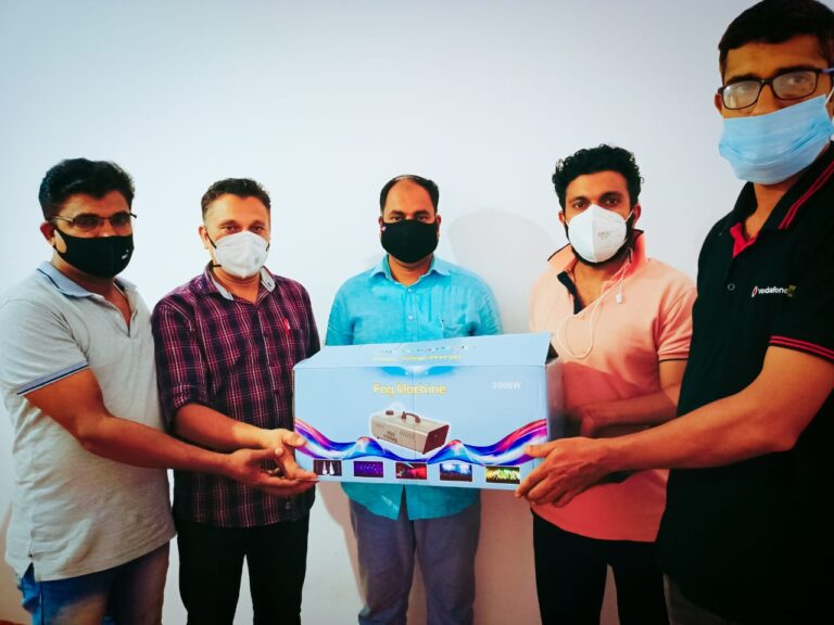 എൻ്റെ മുക്കത്തിന് മെഡ്ക്കോ പ്രവർത്തകർ ഫോഗ് മെഷീൻ കൈമാറി.