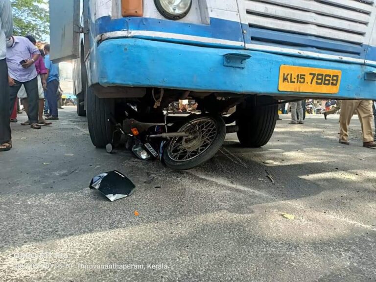 ബൈക്ക് ബിസിനടിയിലേക്ക് ഇടിച്ചുകയറി. യുവാവിന് ഗുരുതര പരിക്ക്.