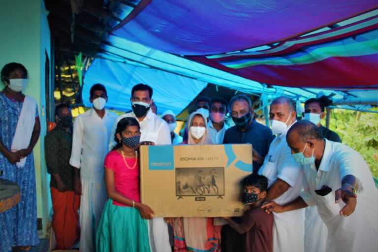 നിർധന കുട്ടികൾക്ക് കളർ ടി.വി സമ്മാനിച്ചു.