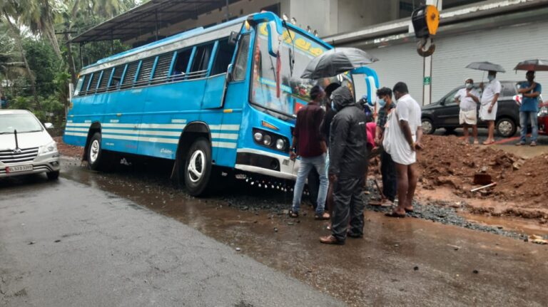ഗയിൽ കുഴിയിൽ വീണ്ടും വാഹനം താഴ്ന്നു. തച്ചംപൊയിലിൽ ദുരന്തം ഒഴിവായത് തലനാരിഴക്ക്