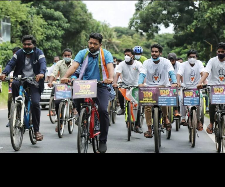 ഞാനപ്പഴേ പറഞ്ഞതാ പദയാത്ര മതിയെന്ന്; ഷാഫി പറമ്പിലിനെ ട്രോളി സോഷ്യൽ മീഡിയ