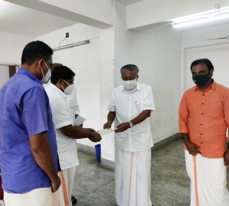 വിദ്യാർഥികൾക്കുള്ള ഡിജിറ്റൽ പഠനോപകരണ വിതരണത്തിന് ദമ്മാം നവോദയ 50 ലക്ഷം രൂപ മുഖ്യമന്ത്രിക്ക്‌ കൈമാറി
