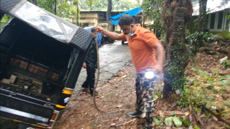 സ്റ്റാൻ്റിൽ നിർത്തിയിട്ട ഓട്ടോറിക്ഷയുടെ ബോഡിക്കടിയിൽ കയറിക്കൂടിയ പാമ്പിനെ പിടികൂടി