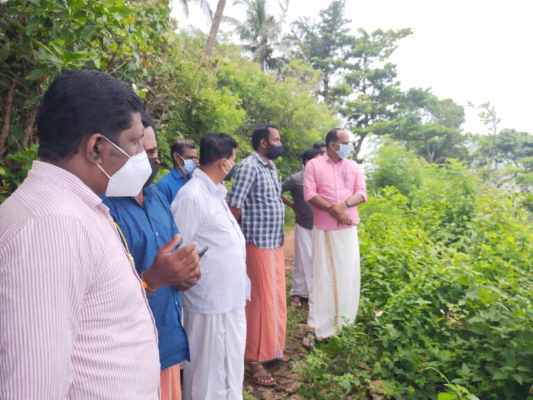 മല്‍സ്യബന്ധന തോണി തകര്‍ന്ന് രണ്ടായി പിളര്‍ന്നു