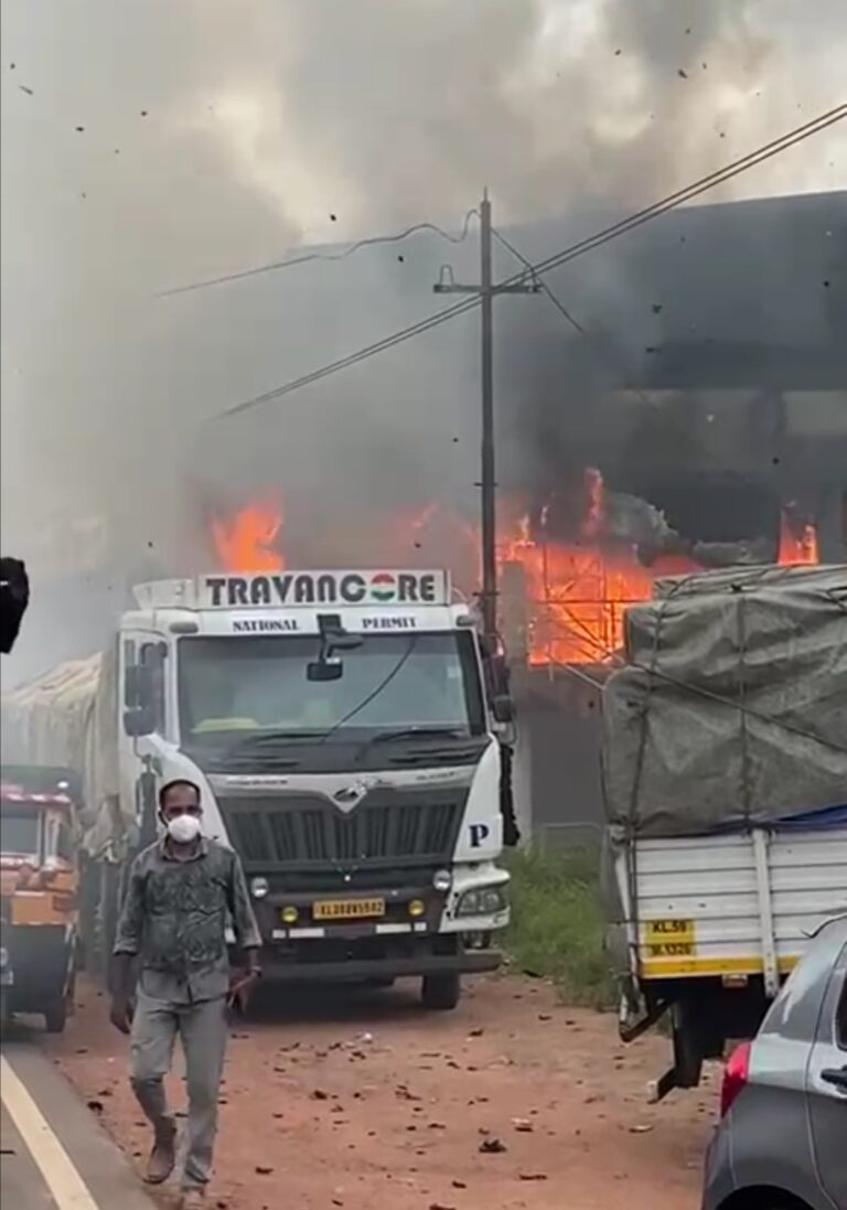 കണ്ണൂരിൽ ഇരുനില കെട്ടിടത്തിൽ തീപ്പിടിത്തം; പൂട്ടിയിട്ടിരുന്ന കടകളിലേക്കും തീപടർന്നു.