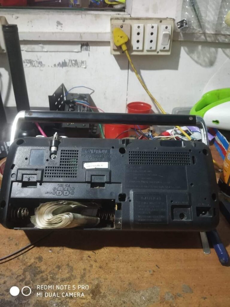 ശരിയാക്കാനായി അഴിച്ച പഴഞ്ചൻ റേഡിയോക്കുള്ളിൽ അത്ഭുതം