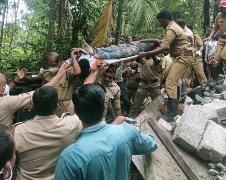ചെറുകുളത്തൂരിൽ നിർമാണത്തിലിരിക്കുന്ന വീട്​ തകർന്ന്​ നിരവധി പേർക്ക്​ പരിക്ക്​.