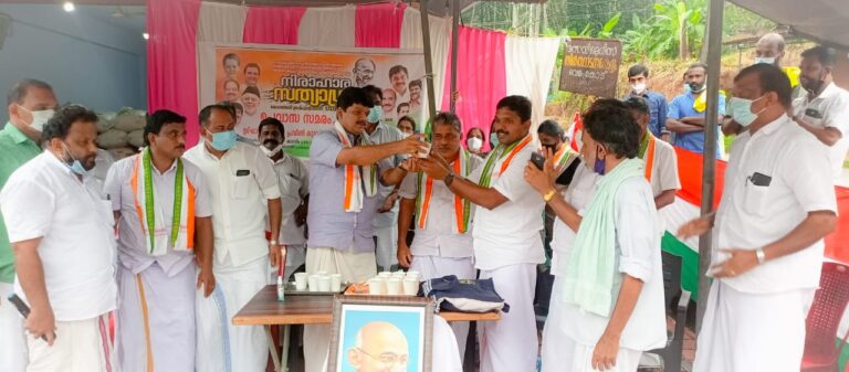 പഞ്ചായത്തിലേക്കുള്ള റോഡുകളുടെ അവസ്ഥയിൽ പ്രതിഷേധിച്ച് ഏകദിന ഉപവാസ സത്യാഗ്രഹം അവസാനിച്ചു.