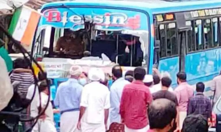 കൊ​ടി​യ​ത്തൂ​രിൽ ബ​സ് ജീ​വ​ന​ക്കാ​രും ഓ​ട്ടോ തൊ​ഴി​ലാ​ളി​ക​ളും ത​മ്മി​ല്‍ സം​ഘ​ര്‍​ഷം.