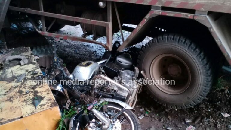 പാൽ വണ്ടി നിയന്ത്രണം വിട്ട് ജൂവലറിയിലേക്ക് . ഇടിച്ച് കയറി. മൂന്ന് പേർക്ക് പരിക്ക്