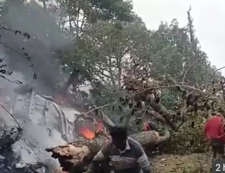 തമിഴ്‌നാട്ടിൽ സൈനിക ഹെലികോപ്ടർ തകർന്ന് വീണു; ഹെലികോപ്ടറിൽ ബിപിൻ റാവത്തുമെന്ന് എഎൻഐ