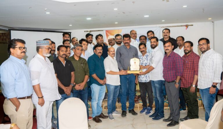 ഷാജി നിലമ്പൂരിനു യാത്രയപ്പ് നൽകി.