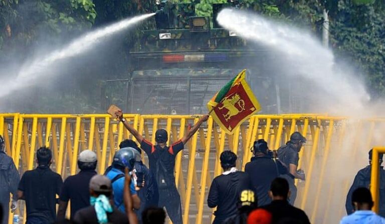 ശ്രീലങ്ക കലാപം; 5 മരണം, ഭരണപക്ഷ നേതാക്കളുടെ വീടുകൾക്ക് തീയിട്ട് പ്രതിഷേധക്കാർ
