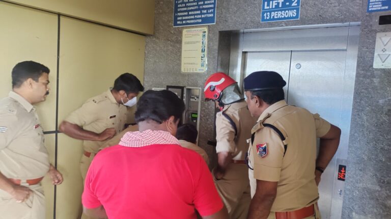 ലിഫ്റ്റിൽ കുടുങ്ങിയ യുവതിയെയും കുട്ടികളെയും അഗ്നിരക്ഷസേന രക്ഷപെടുത്തി.