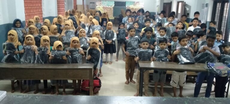 സൗത്ത് കൊടിയത്തൂർ ഹിമായത്തുദ്ധീൻ, സലഫി സെക്കന്ററി മദ്റസയിലെ എല്ലാ വിദ്യാർത്ഥികൾക്കും ബാഗുകൾ നൽകി.