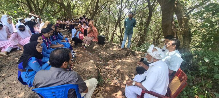 കർഷക ദിനം  മുതിർന്ന കർഷകനൊപ്പം വേറിട്ടതാക്കി പി.ടി.എം സ്കൗട്ട്