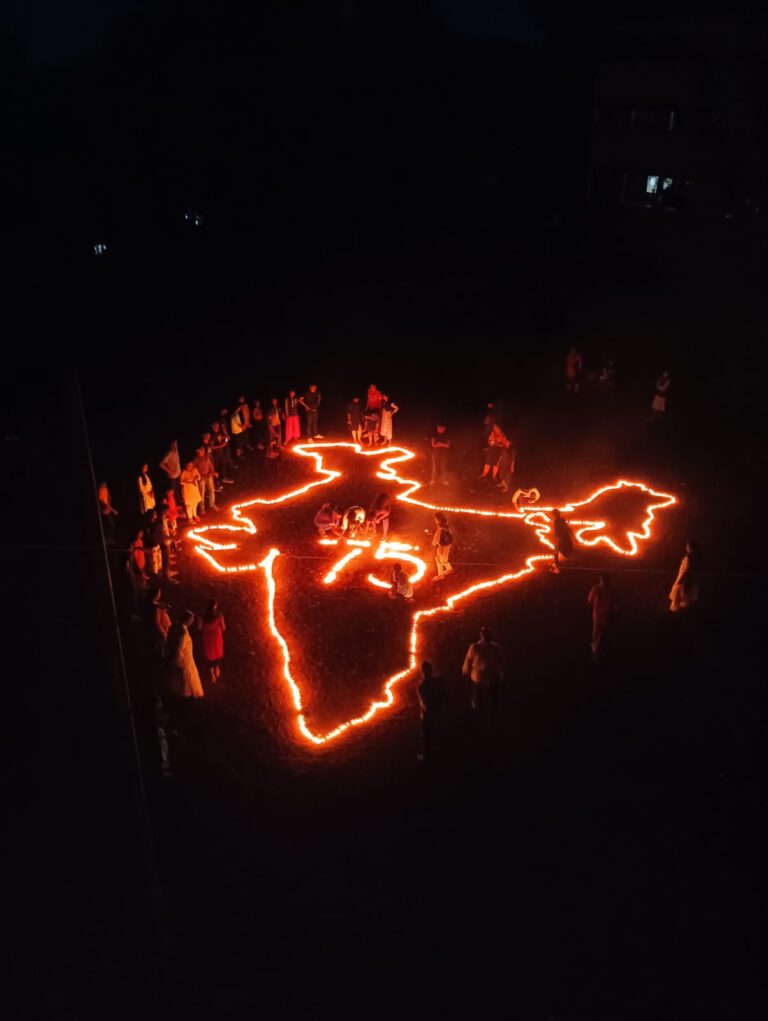 ചിരാത് കൊണ്ട് ഇന്ത്യയുടെ രൂപം ആവിഷ്കരിച്ചു.