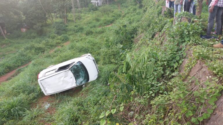 വട്ടപ്പാറയിൽ നിയന്ത്രണം വിട്ടു കാർ താഴ്ചയിലേക്ക് മറിഞ്ഞു