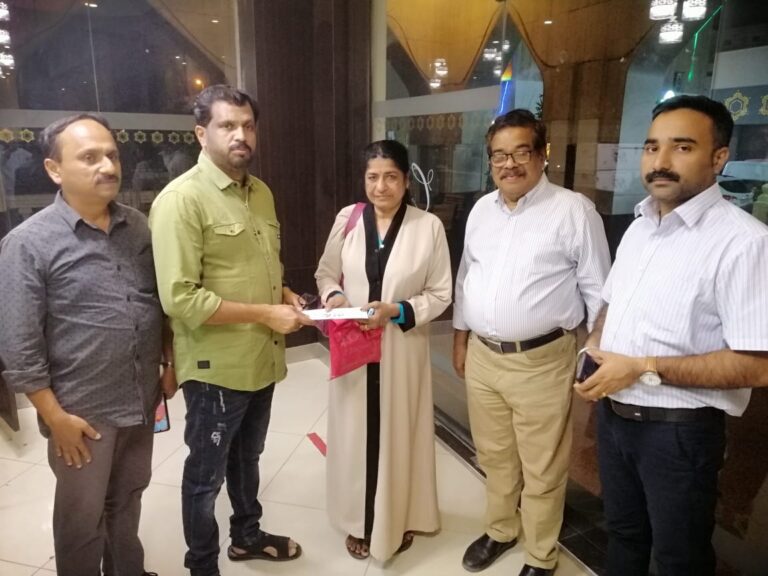 ജോലി നഷ്ടപ്പെട്ട തൃശൂർ  സ്വദേശിക്കു  ഒഐസിസി തൃശൂർ  ജില്ല കമ്മിറ്റി  ടികെറ്റ്  നൽകി.