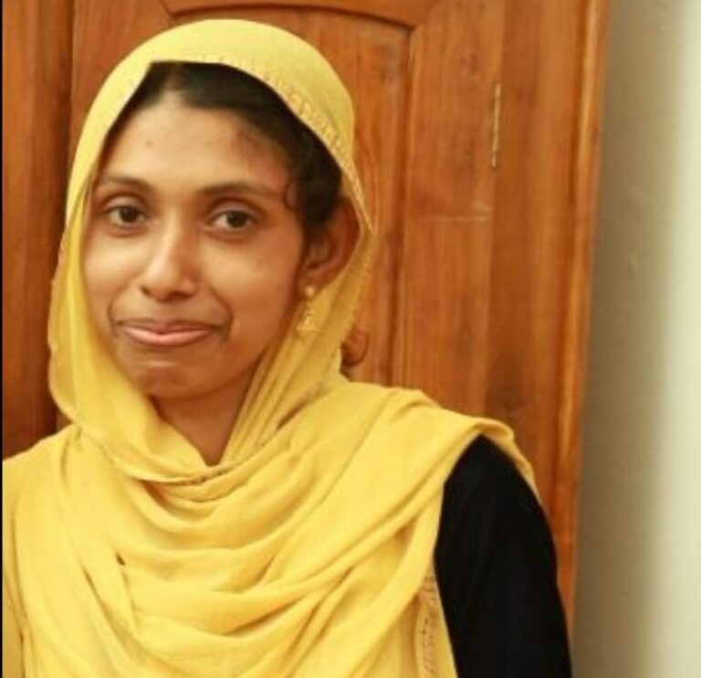 കോണിപ്പടിയിൽനിന്ന് കാൽവഴുതിവീണ് ഗുരുതരമായി പരിക്കേറ്റ യുവതി മരിച്ചു.