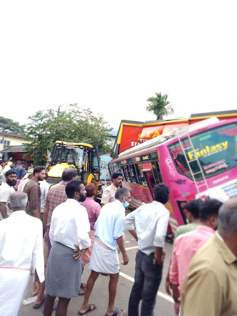 വൈത്തിരി ദേശീയപാതയിൽ സ്വകാര്യ ബസ് നിയന്ത്രണം വിട്ട് കടയിലേക്ക് ഇടിച്ചുകയറി, നിരവധി പേർക്ക് പരിക്ക്.