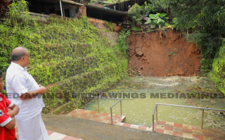 ശക്തമായ മഴയെ തുടര്‍ന്ന് മുരിങ്ങോടി പുരളിമല മുത്തപ്പന്‍ ക്ഷേത്രത്തിലെ കുളത്തിന്റെ ഭിത്തി ഇടിഞ്ഞ് താണു