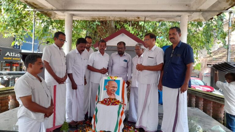 എൻസിപി തിരുവമ്പാടി മണ്ഡലം കമ്മിറ്റി ഗാന്ധി ഫോട്ടോയിൽ പുഷ്പാർച്ചന നടത്തി.