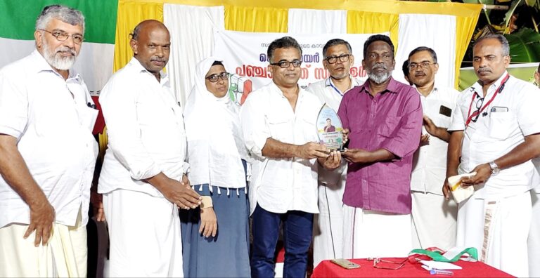 റസാഖ് വഴിയോരത്തെ വെല്‍ഫെയര്‍ പാര്‍ട്ടി ആദരിച്ചു