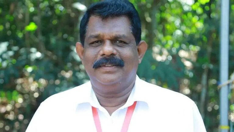 ടൂറിസ്റ്റ് ബസുകളിലെ കളർ കോഡ്; സാവകാശം വേണമെന്ന ബസുടമകളുടെ ആവശ്യം അം​ഗീകരിക്കാതെ മന്ത്രി