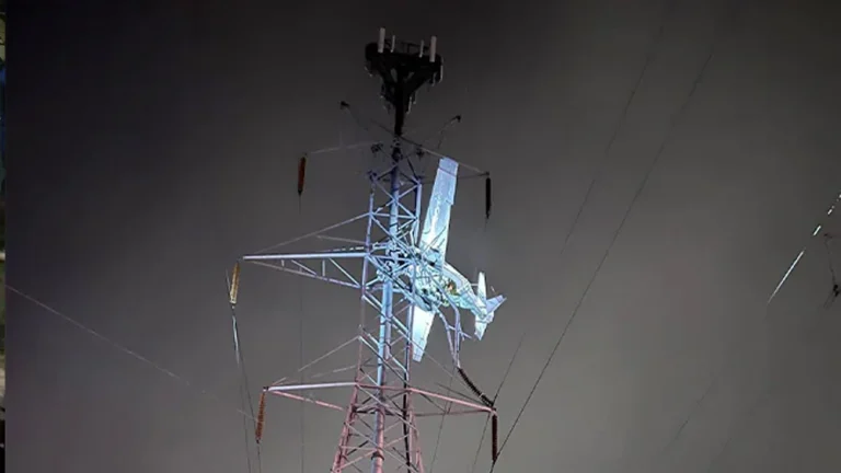 വിമാനം വൈദ്യുതി പോസ്റ്റിലിടിച്ച്‌ വന്‍ നാശനഷ്ടം