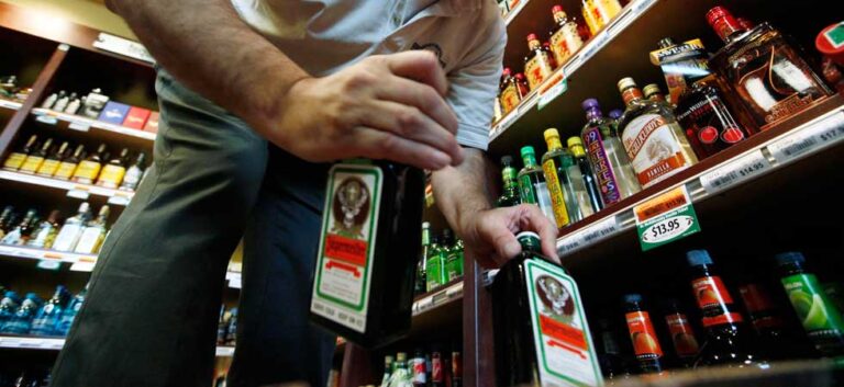 ബിവറേജസ് ഔട്ട്‌ലെറ്റില്‍ നിന്ന് ആകെ മോഷ്ടിച്ചത് പന്ത്രണ്ട് കുപ്പി മദ്യം മാത്രം