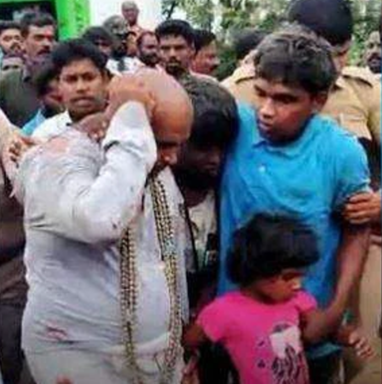 ക്ഷേത്രങ്ങളില്‍ മോഷണം നടത്തിയെന്ന് ആരോപിച്ച്‌ ആള്‍ക്കൂട്ടാക്രമണം; പത്തുവയസുകാരി കൊല്ലപ്പെട്ടു