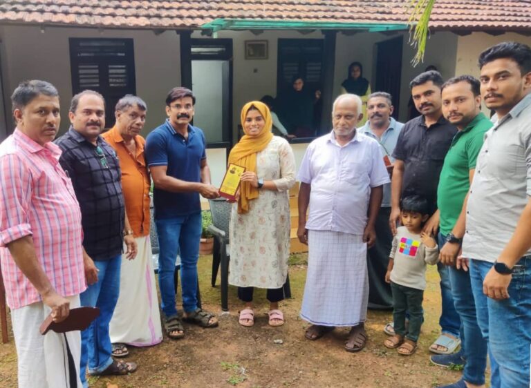 മുബീന പഴമ്പള്ളിയെ കോൺഗ്രസ്സ് കമ്മിറ്റി ഉപഹാരം നൽകി അനുമോദിച്ചു.