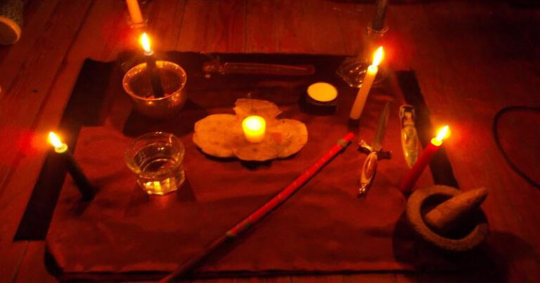 മന്ത്രവാദി സ്ത്രീകളെ കോഴിച്ചോര കുടിപ്പിച്ചു ; പൊലീസ് എത്തിയപ്പോള്‍ മതില്‍ ചാടിയോടി