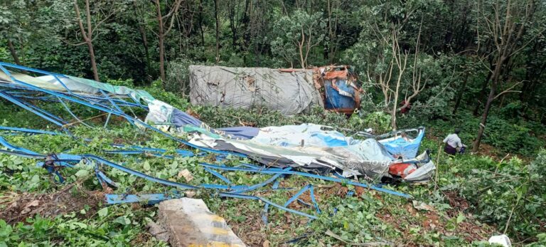 വയനാട് ചുരത്തിൽ ലോറി കൊക്കയിലേക്ക് മറിഞ്ഞ് അപകടം.