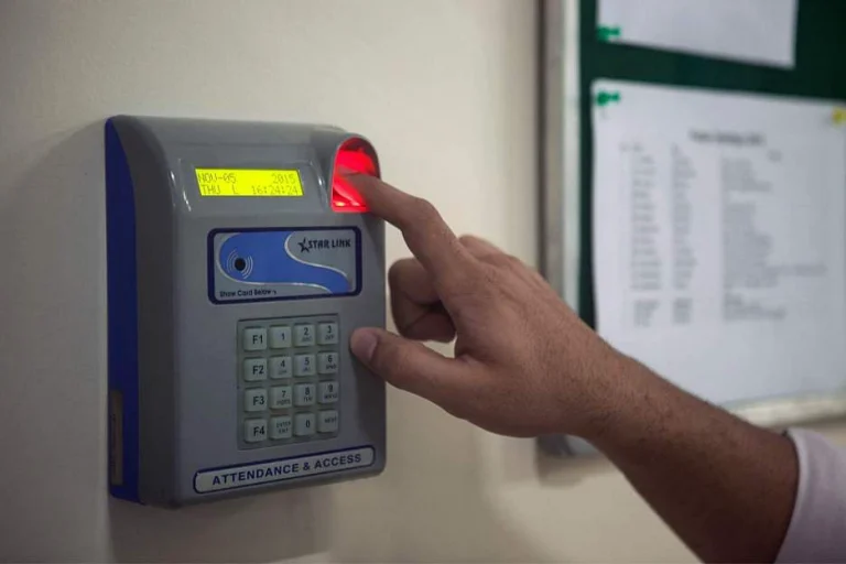 ബയോമെട്രിക് പഞ്ചിങ് ഇന്നു മുതല്‍; വൈകിയെത്തിയാല്‍ ശമ്പളം കുറയും