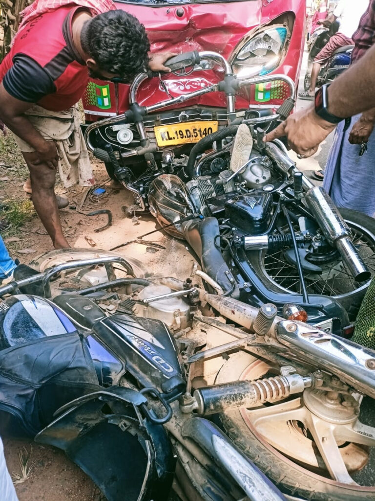 നിയന്ത്രണം വിട്ട ഓട്ടോ കാർ ബൈക്കുകളിൽ ഇടിച്ച് മൂന്നുപേർക്ക് പരുക്ക്.